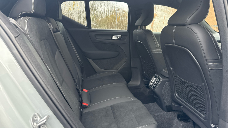 Volvo XC40 2.0 B4P Plus Dark 5dr Auto Petrol Estate